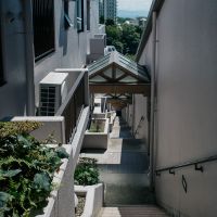 神戸市灘区篠原台の売買物件/斜行エレベーター横の階段、下りる時は歩いてというのも良いかもです。