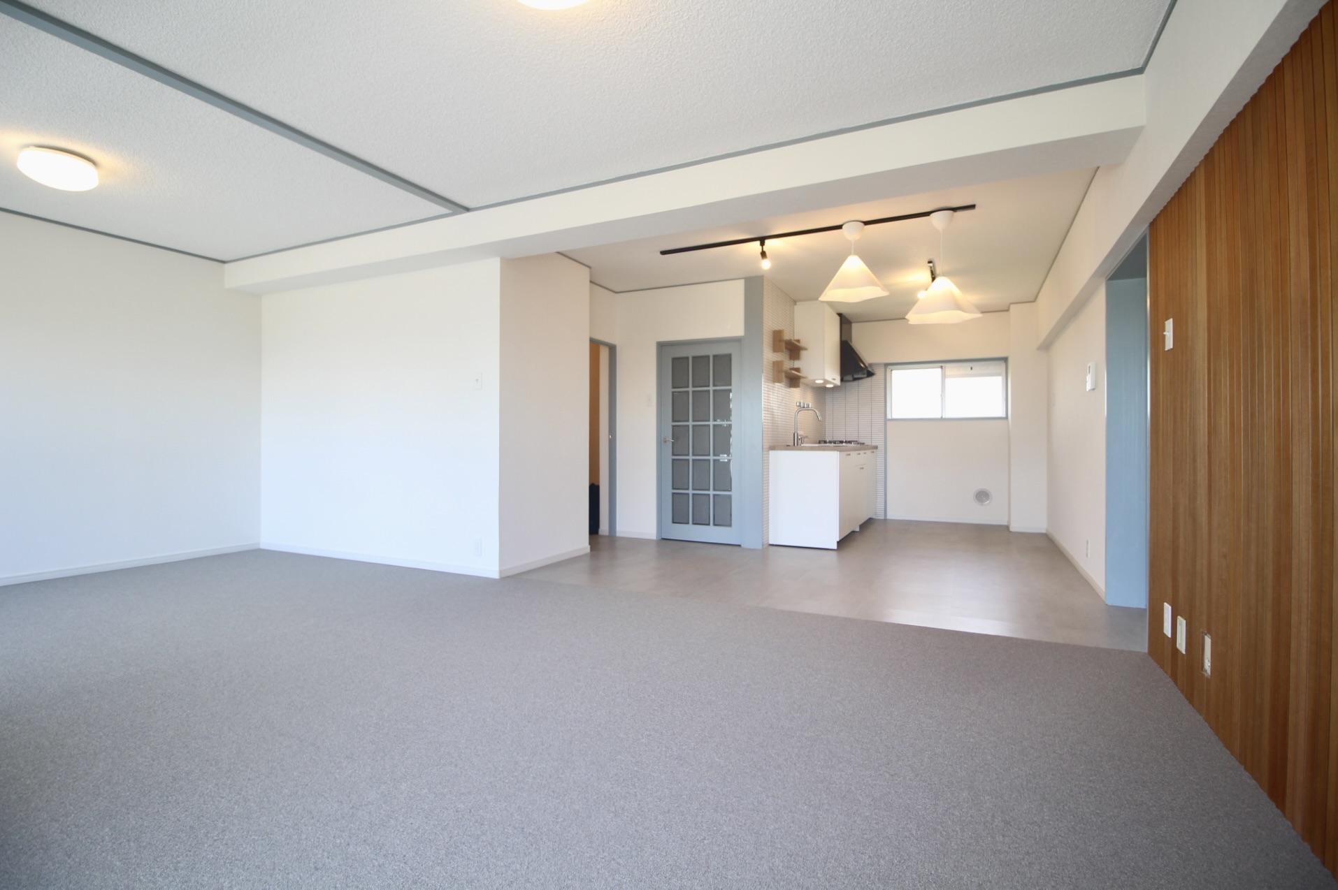 神戸市東灘区鴨子ヶ原の賃貸物件/木の温もりあふれる板壁とキッチンに、アースカラーが調和するLDK