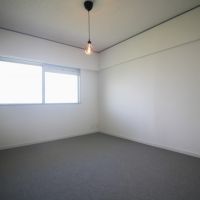 神戸市東灘区鴨子ヶ原の賃貸物件/カーペット敷きの北側洋室
