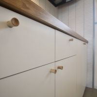 神戸市東灘区鴨子ヶ原の賃貸物件/キッチンの木製の取手も愛らしい