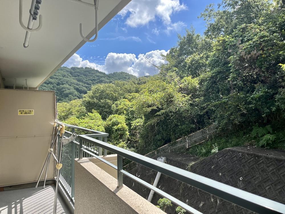 神戸市北区鈴蘭台南町の売買物件/ベランダに出ると緑がすぐそばに