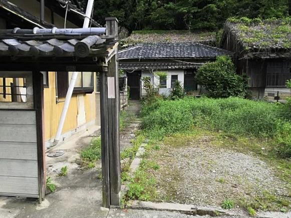 洲本市山手の売買物件/右手に駐車スペースあります