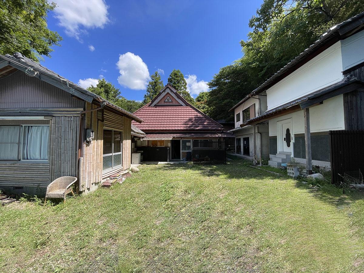 神戸市北区淡河町勝雄の売買物件/外観。母屋、蔵が2つ、2階建ての納屋、離れ（平家）、ガレージ