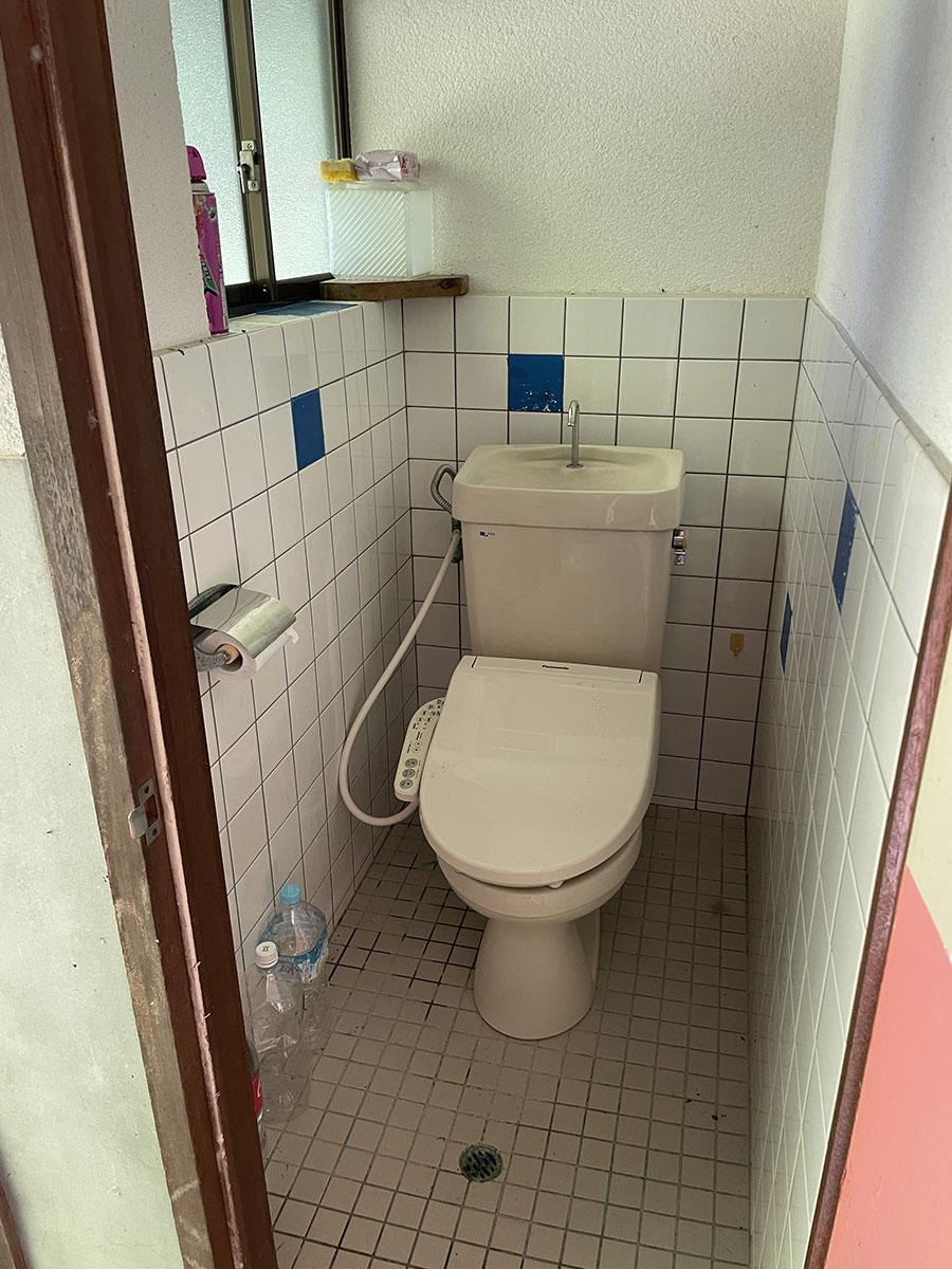 神戸市北区淡河町勝雄の売買物件/トイレは母屋の外の廊下にあります