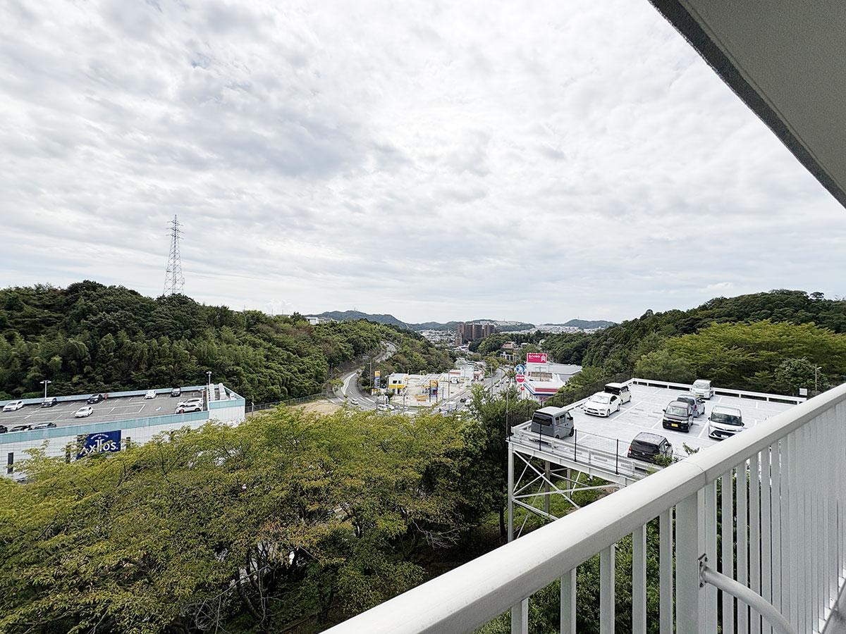 神戸市北区泉台の売買物件/バルコニーから山々と空