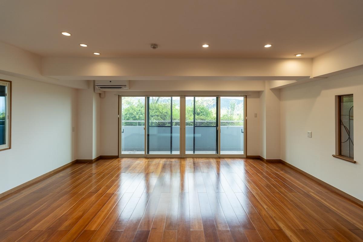 宝塚市花屋敷松ガ丘の賃貸物件/広々として上質なリビング、窓からは陽の光と緑が