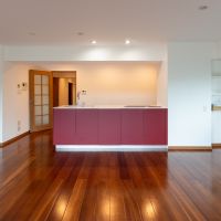 宝塚市花屋敷松ガ丘の賃貸物件/赤みのあるブラックチェリーの無垢床とキッチンがマッチ