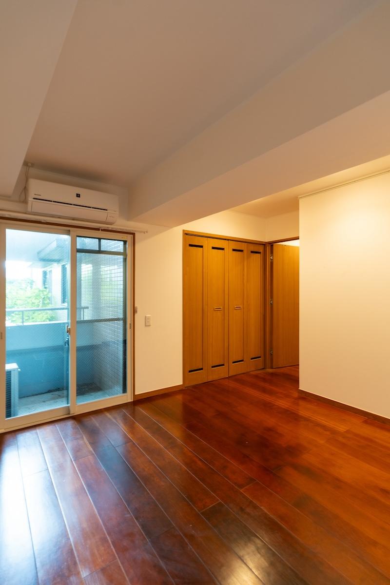 宝塚市花屋敷松ガ丘の賃貸物件/落ち着いた質感の寝室