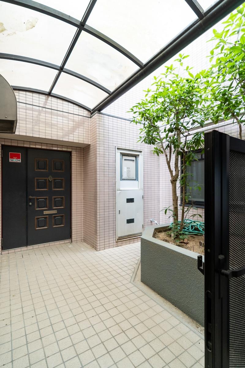 宝塚市花屋敷松ガ丘の賃貸物件/玄関先もゆとりのある造り