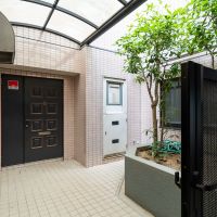 宝塚市花屋敷松ガ丘の賃貸物件/玄関先もゆとりのある造り