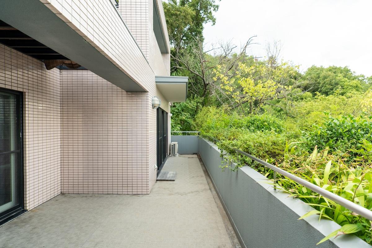 宝塚市花屋敷松ガ丘の賃貸物件/山に沿って建てられた分譲マンション。春には桜もすぐそこに