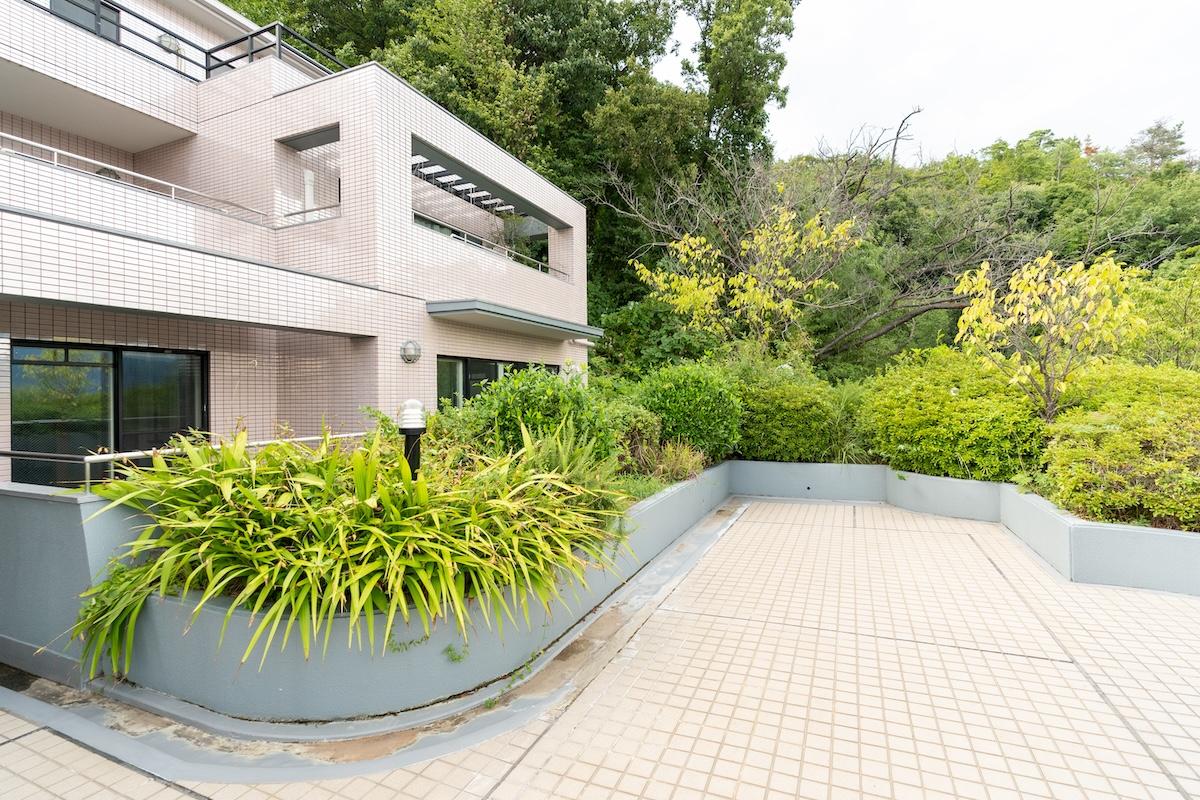 宝塚市花屋敷松ガ丘の賃貸物件/バルコニーの先に、共用のテラス