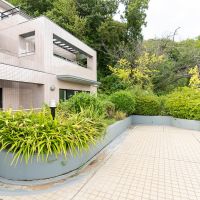 宝塚市花屋敷松ガ丘の賃貸物件/バルコニーの先に、共用のテラス