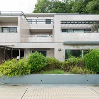 宝塚市花屋敷松ガ丘の賃貸物件/自然がすぐそばにある丘の上のマンション