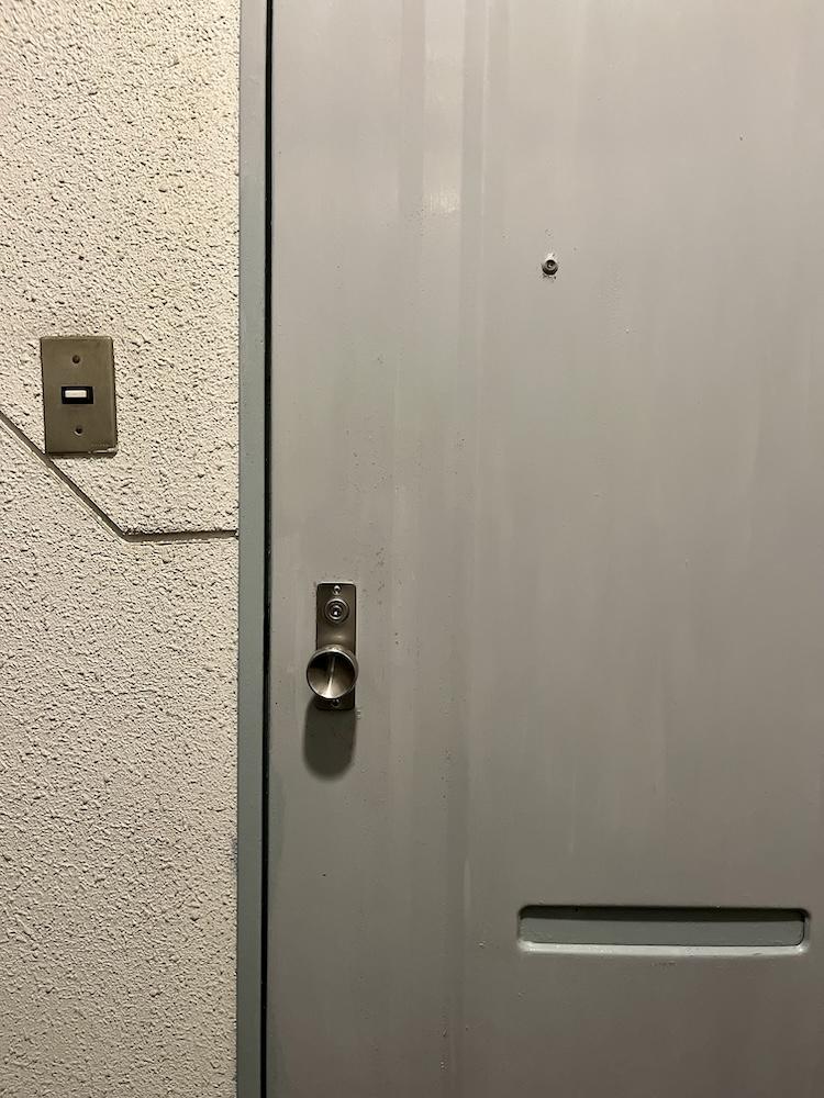 神戸市中央区北長狭通の賃貸物件/レトロな扉とインターホン