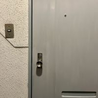神戸市中央区北長狭通の賃貸物件/レトロな扉とインターホン