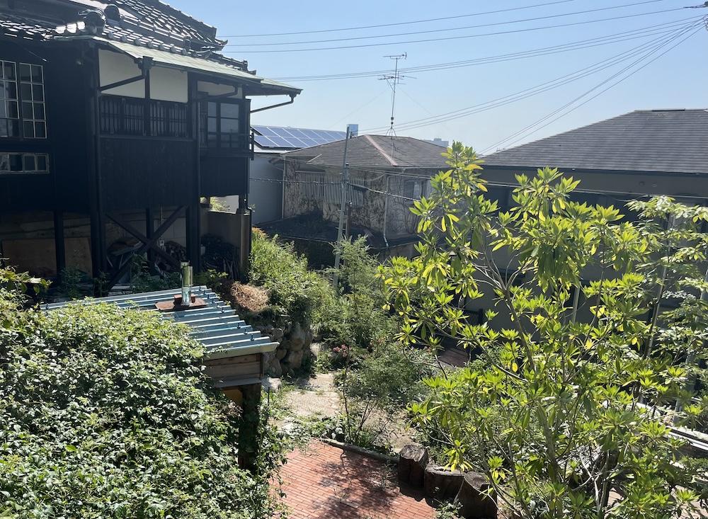 神戸市兵庫区山王町の賃貸物件/お隣の「あいこや」さんとの共同庭。時折あいこやさん主催のみんな食堂が開催されています！