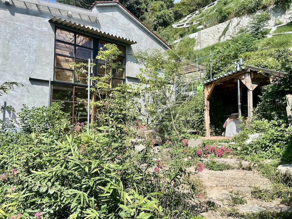 神戸市兵庫区山王町の賃貸物件/植栽が美しい。この日はピンクの百日紅が彩っておりました。