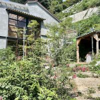 神戸市兵庫区山王町の賃貸物件/植栽が美しい。この日はピンクの百日紅が彩っておりました。