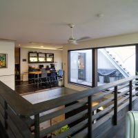 神戸市東灘区田中町の賃貸物件/吹き抜けを中心に配置された各部屋　※入居中の写真