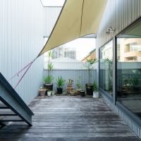 神戸市東灘区田中町の賃貸物件/ウッドデッキのバルコニー　※入居中の写真