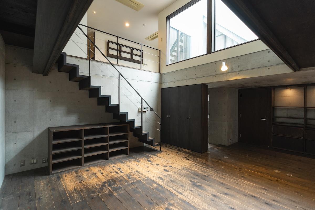 神戸市東灘区田中町の賃貸物件/コンクリートとシックな木の質感がGOOD