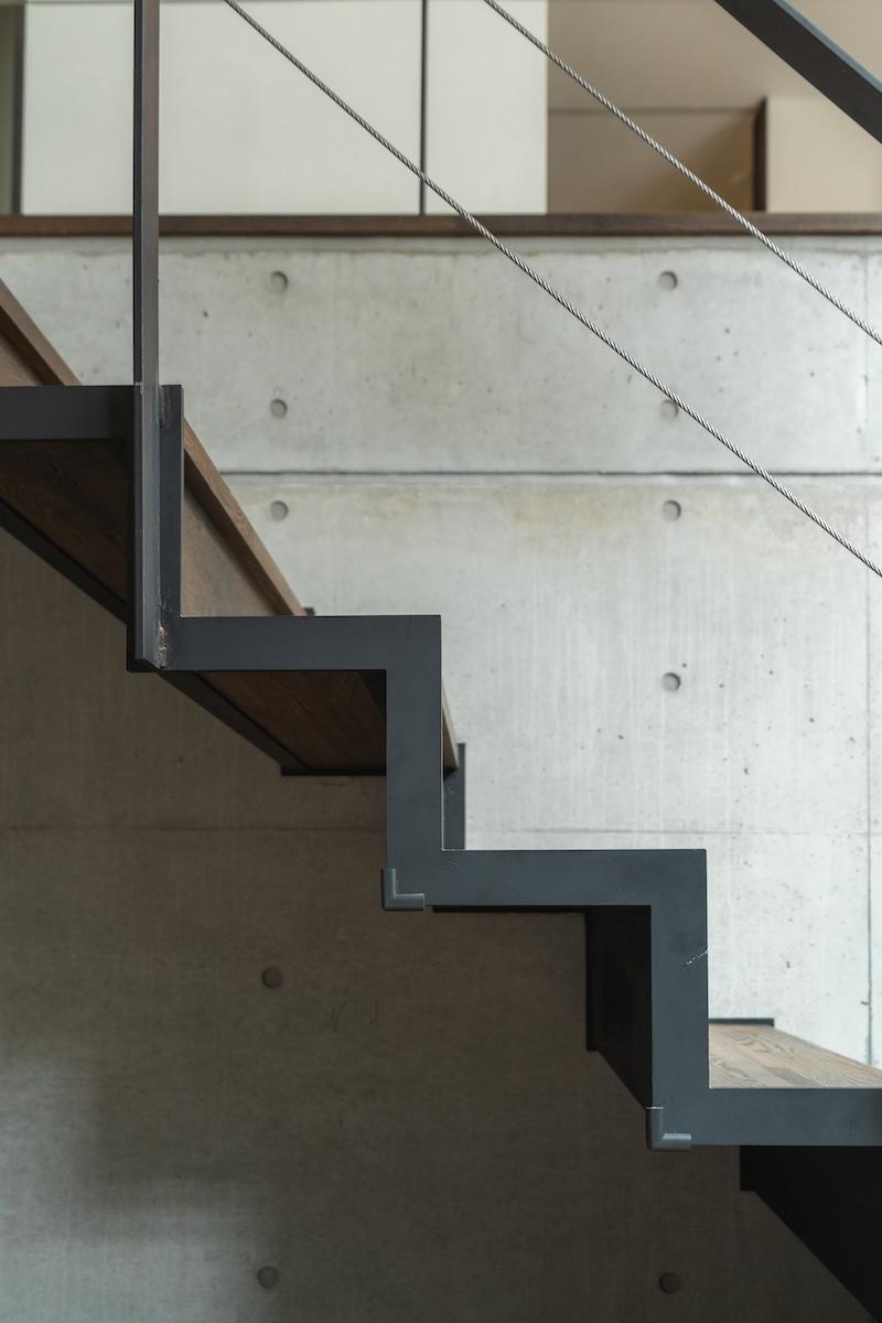 神戸市東灘区田中町の賃貸物件/スタイリッシュな階段