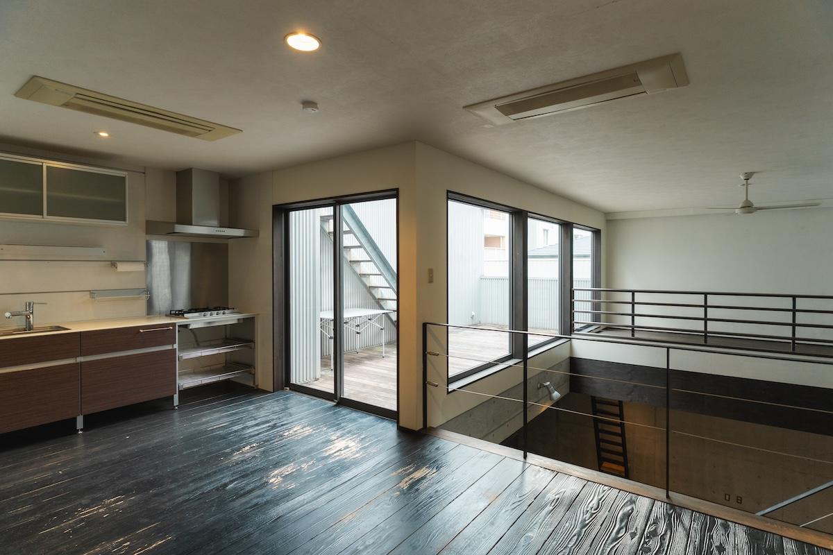 神戸市東灘区田中町の賃貸物件/バルコニーから光が降り注ぐ