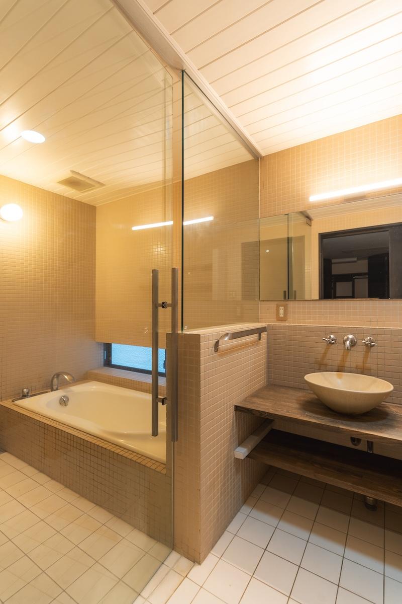 神戸市東灘区田中町の賃貸物件/ガラスとタイルで設られたホテルのようなバスルーム