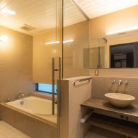 神戸市東灘区田中町の賃貸物件/ガラスとタイルで設られたホテルのようなバスルーム