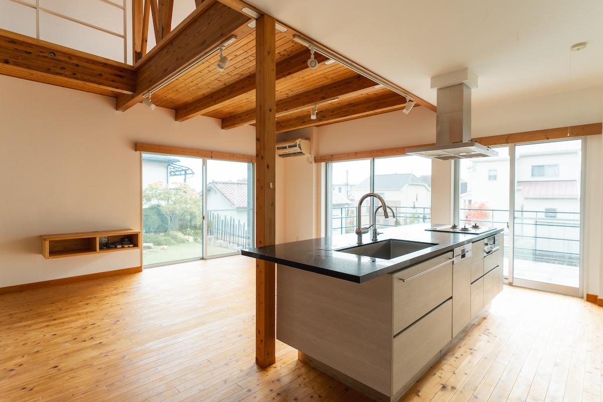 宝塚市花屋敷荘園の賃貸物件/庭も眺められるオープンキッチン