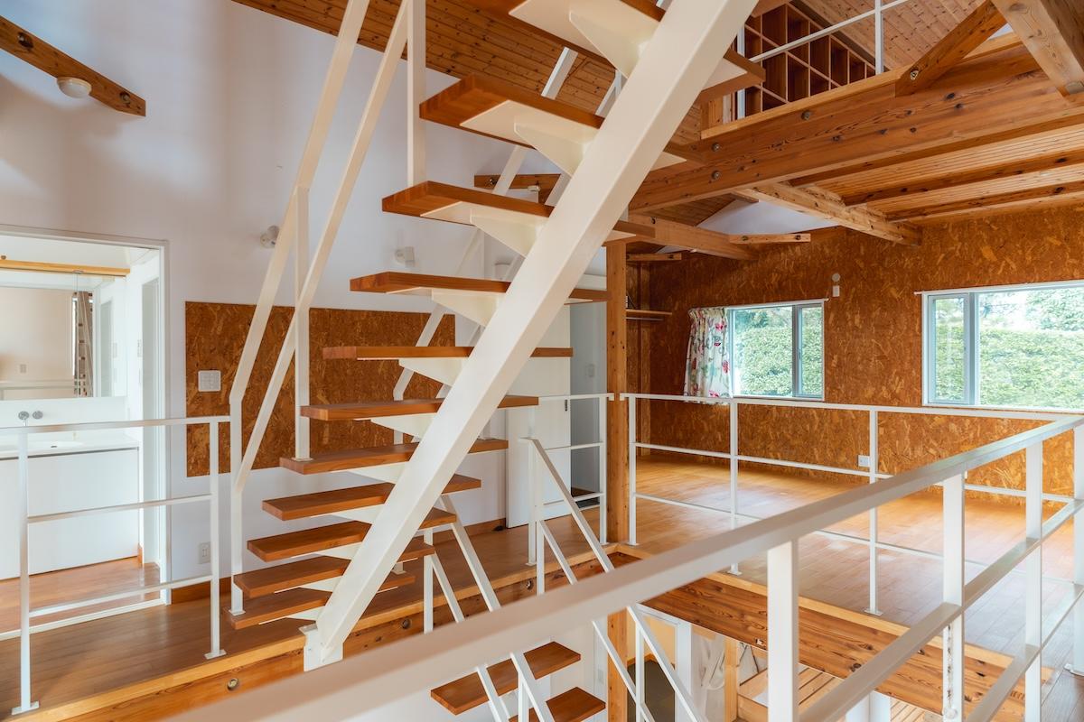 宝塚市花屋敷荘園の賃貸物件/吹抜階段を中心に回遊できちゃう