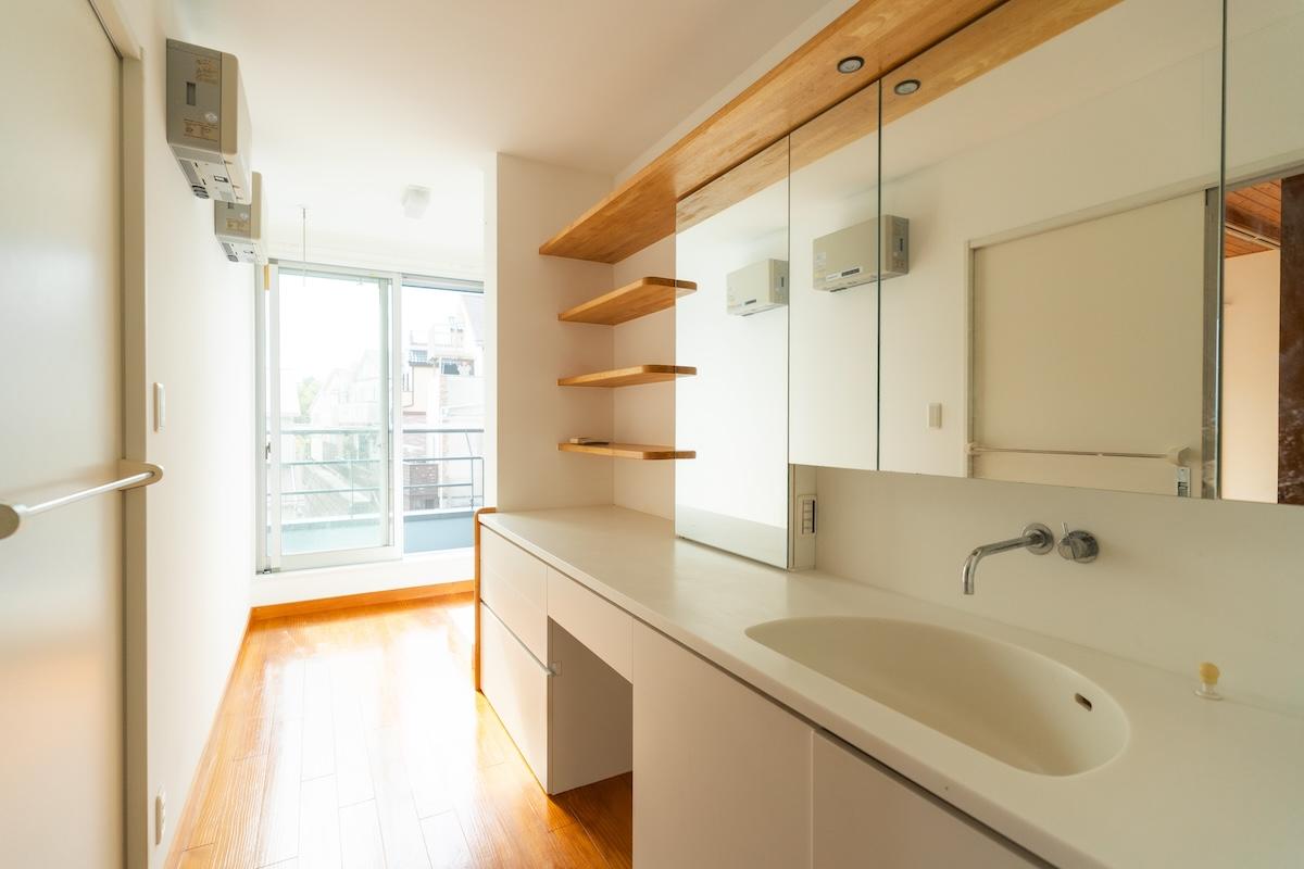 宝塚市花屋敷荘園の賃貸物件/家族が同時に並んでも身支度もできる洗面・洗濯スペース