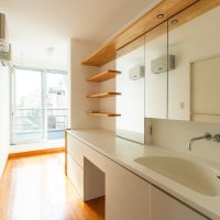 宝塚市花屋敷荘園の賃貸物件/家族が同時に並んでも身支度もできる洗面・洗濯スペース