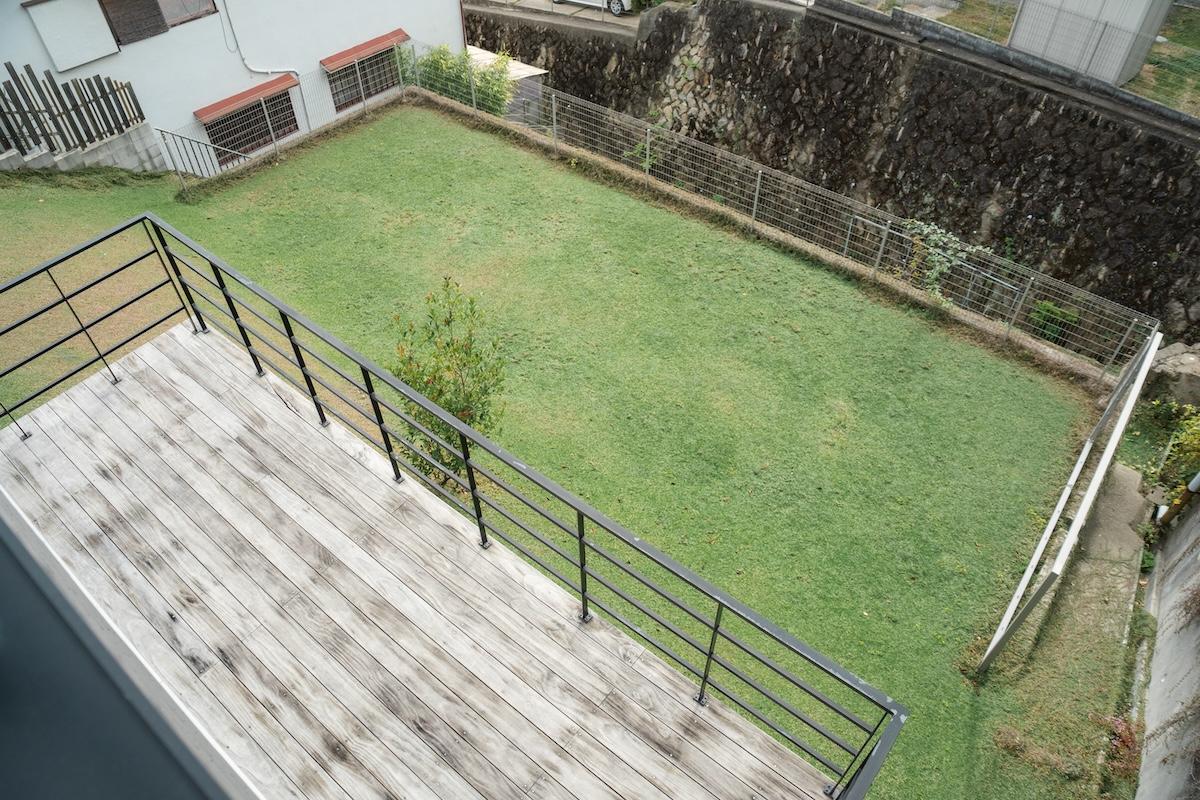 宝塚市花屋敷荘園の賃貸物件/上から庭を眺めるとこんな広さ