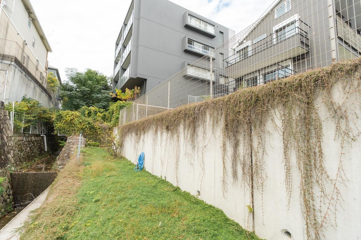 宝塚市花屋敷荘園の賃貸物件/庭からもう1段おりたところで家庭菜園されていたそう