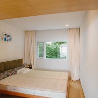 神戸市灘区六甲山町西谷山の売買物件/ベッドルーム、窓からグリーンが