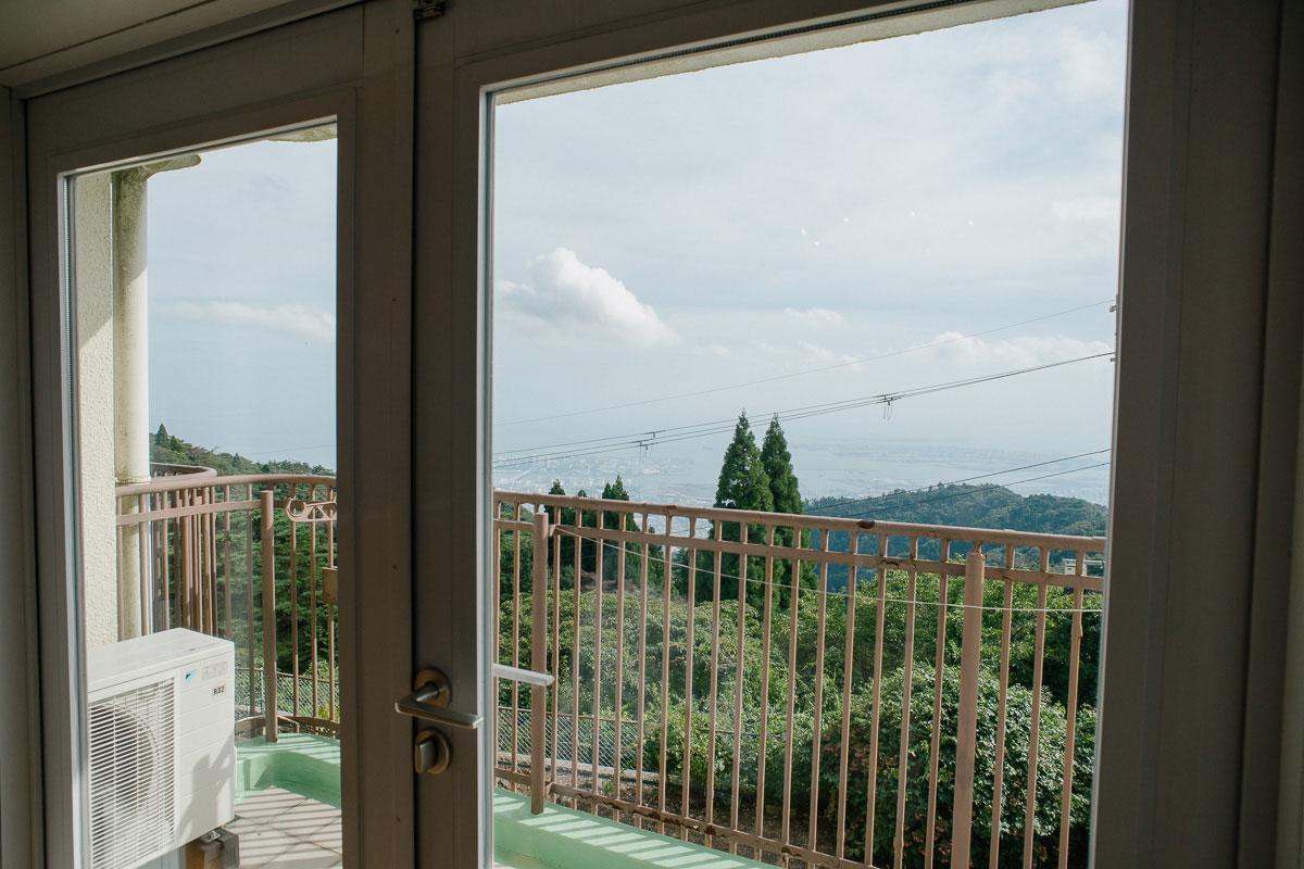 神戸市灘区六甲山町西谷山の売買物件/バルコニーからは双子の杉の木と海が！