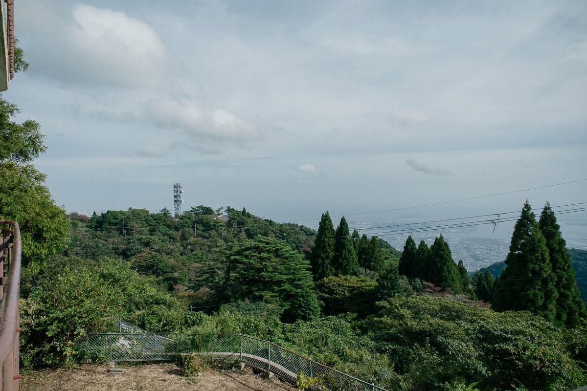 神戸市灘区六甲山町西谷山の売買物件/バルコニーから山並み、街、そして海