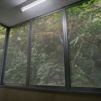 神戸市灘区六甲山町西谷山の売買物件/共有部は北向きの網戸で風が通る。4連の絵画のよう。