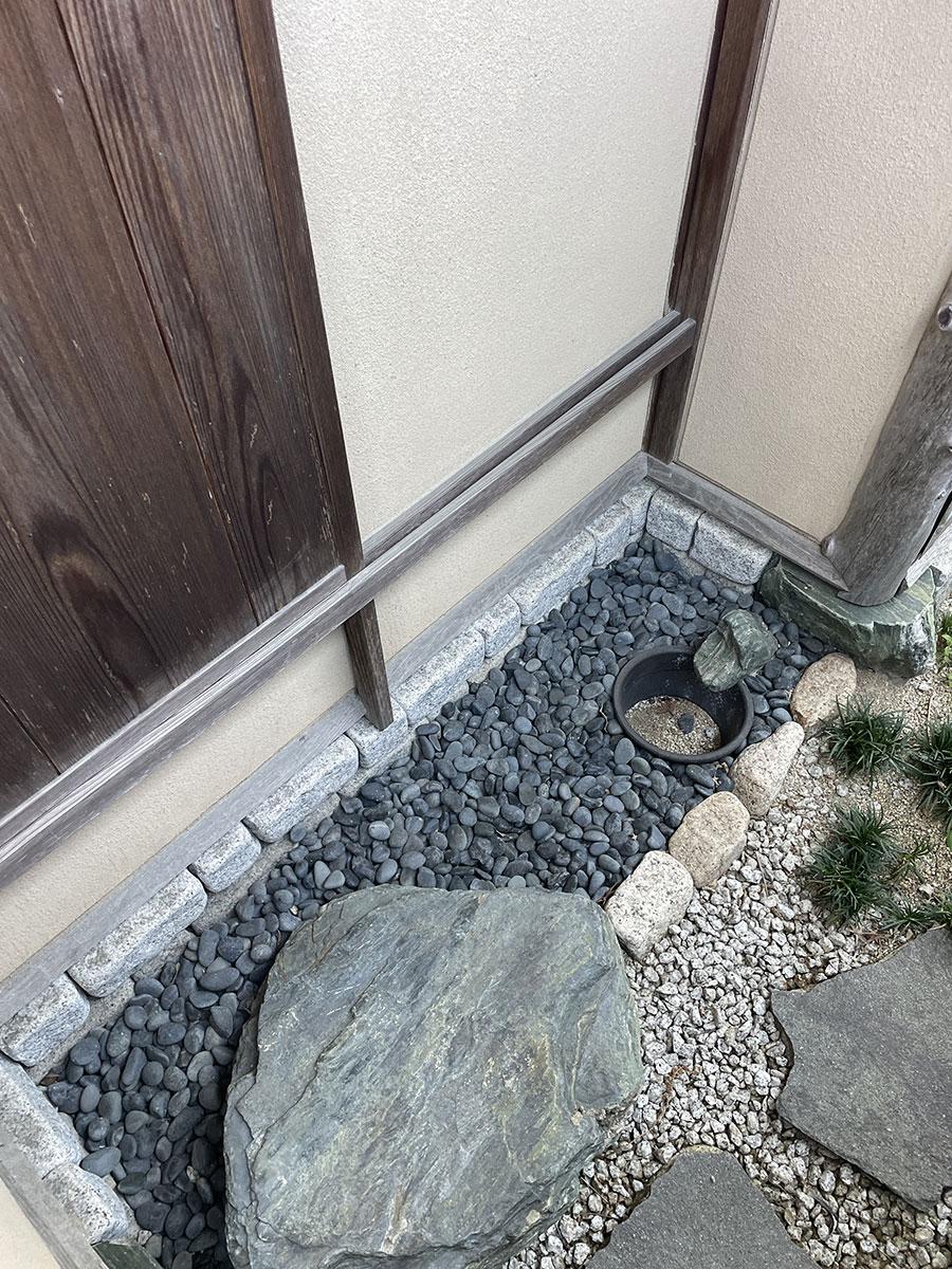 三木市末広の売買物件/つくばいで手を洗い、茶室へ
