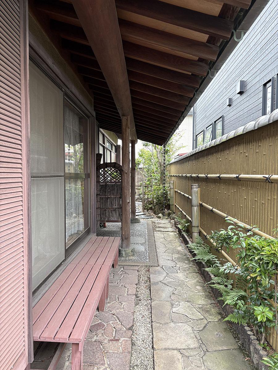 三木市末広の売買物件/玄関前の通路を過ぎ