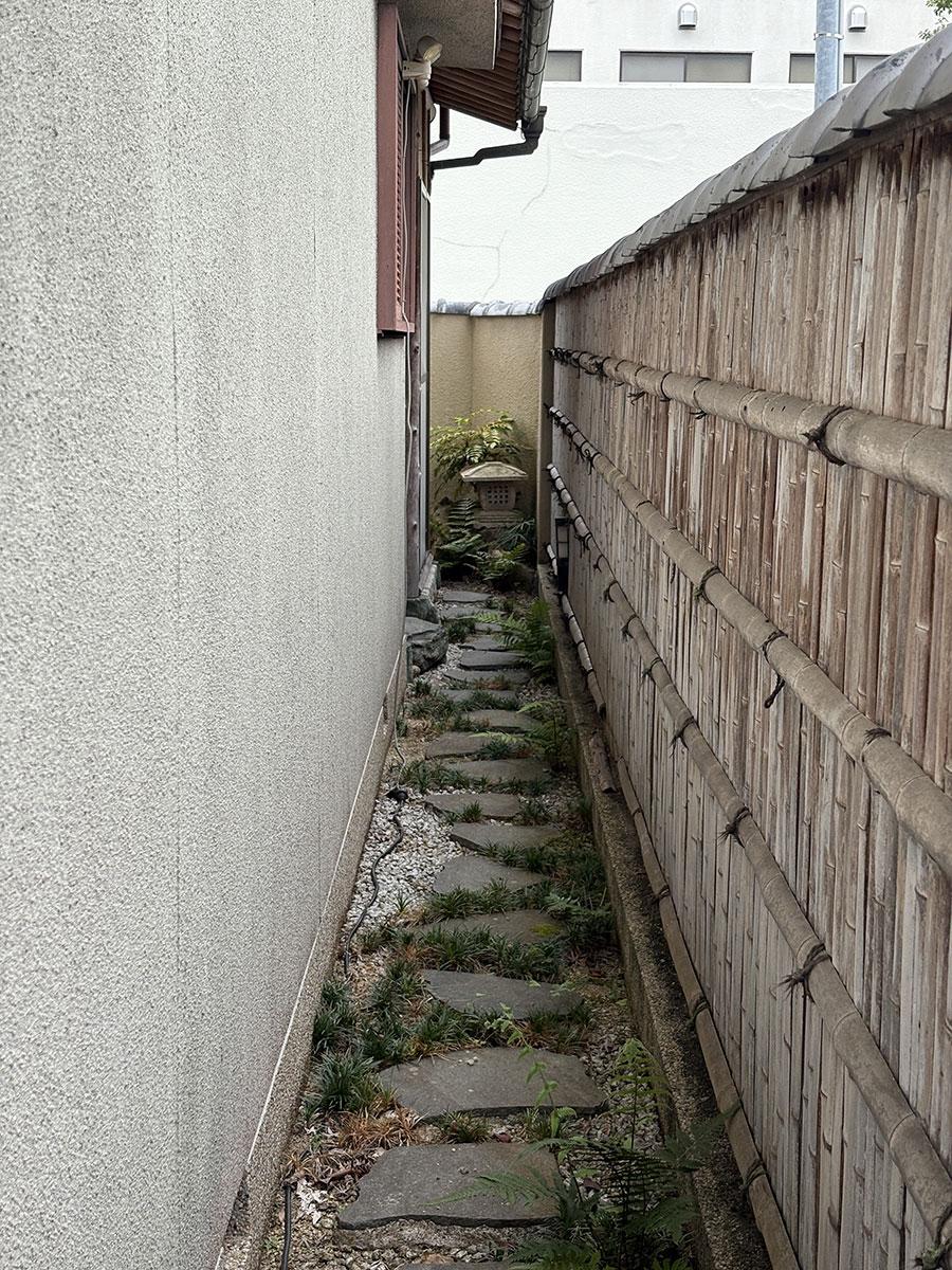 三木市末広の売買物件/茶室へ続く道