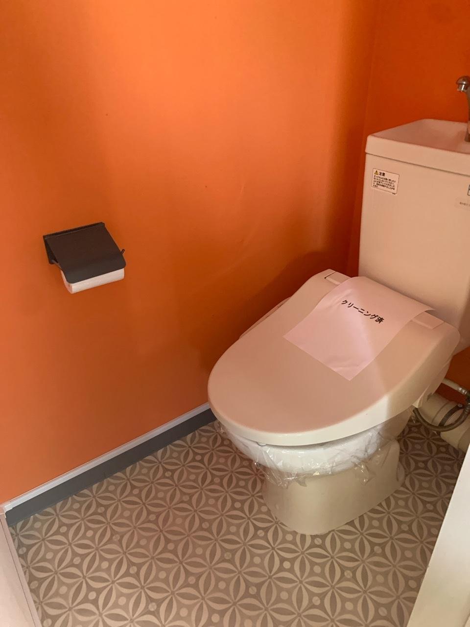 神戸市灘区鶴甲の売買物件/トイレはテラコッタカラーの壁