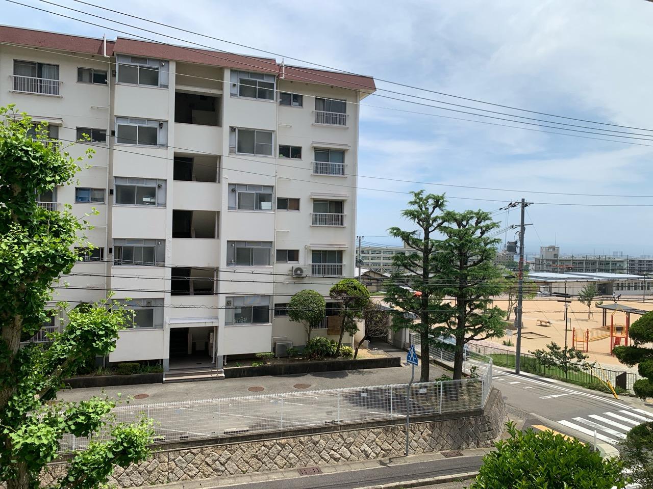 神戸市灘区鶴甲の売買物件/2Fからの景色、お隣の団地とキノコの鶴甲公園
＊大規模修繕中窓からの眺望は確認ができません。