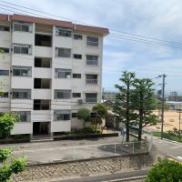 神戸市灘区鶴甲の売買物件/2Fからの景色、お隣の団地とキノコの鶴甲公園
＊大規模修繕中窓からの眺望は確認ができません。
