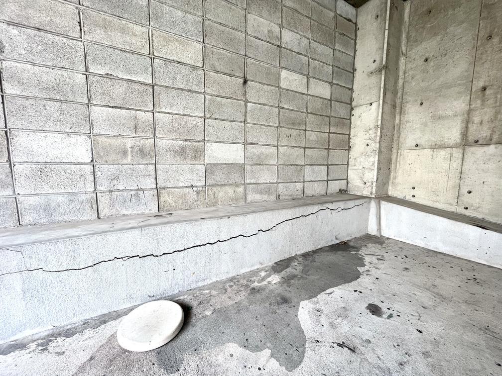 神戸市垂水区舞子坂の売買物件/経年劣化によるひび割れがあります