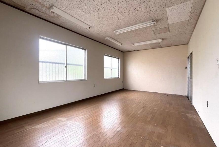 神戸市垂水区舞子坂の売買物件/2階洋室①。全部取っ払って1つのスペースにしても面白い