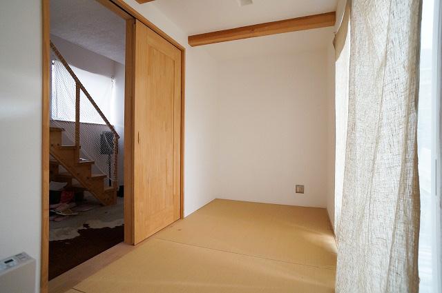 西宮市山口町の売買物件/1階和室、客間にも使えそう、玄関から2階への階段は土間