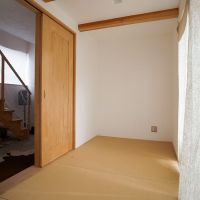 西宮市山口町の売買物件/1階和室、客間にも使えそう、玄関から2階への階段は土間